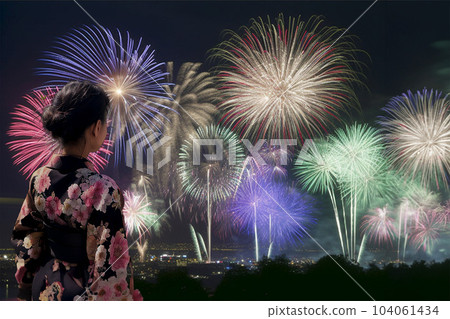 夜空中的煙花和女人的剪影：夏日幻覺 104061434