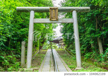 Torii gate and back approach to Munetada Shrine in Sakyo Ward, Kyoto City 104062109