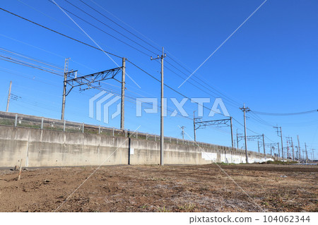 藍天和路堤上的鐵軌 藍天和路堤上的鐵軌 104062344