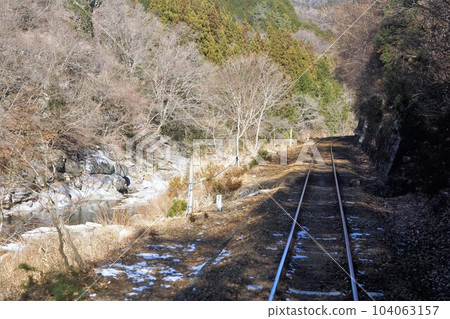 渡良瀨溪谷鐵道(原木站~澤入站之間)車窗外的風景 渡良瀨溪谷鐵道(原木站~澤入站之間)車窗外的風景 104063157