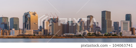 從大阪淀川河床看梅田夜景 104063741