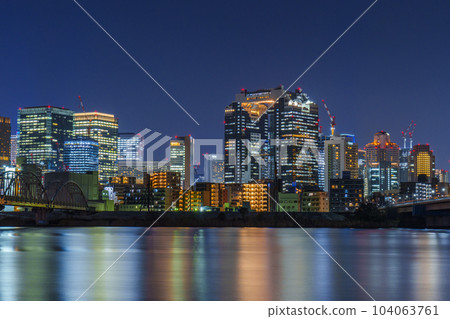 從大阪淀川河床看梅田夜景 從大阪淀川河床看梅田夜景 104063761