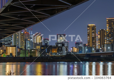 Night view of Umeda from the Yodogawa riverbed in Osaka 104063764