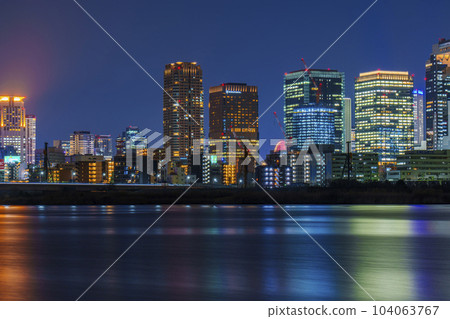 從大阪淀川河床看梅田夜景 104063767