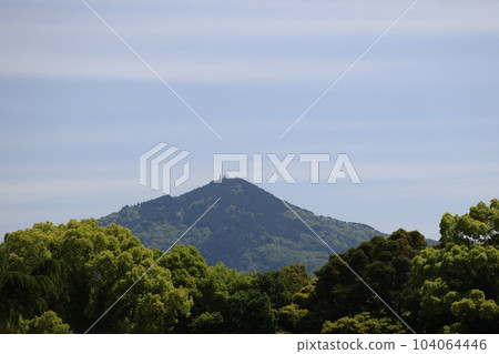 藍天之上、薄雲和綠樹成蔭的比叡山景色 藍天之上、薄雲和綠樹成蔭的比叡山景色 104064446