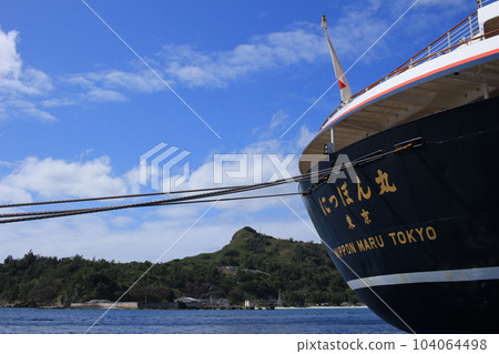 The hull of the cruise ship Nippon Maru seen directly from the sea 104064498