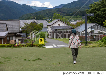 漫步路邊站 Den-en 廣場的女遊客 104064630
