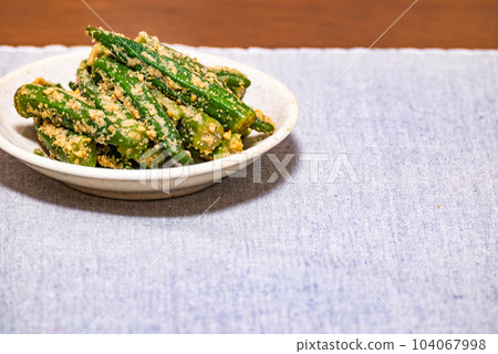 Okra with sesame sauce, a staple of Japanese cuisine 104067998