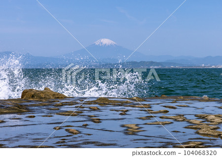 Facing Mt.Fuji beyond the spray of the waves 104068320