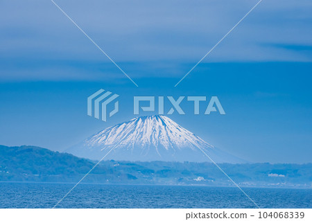 從洞爺湖看到的蝦夷富士和羊蹄山 從洞爺湖看到的蝦夷富士和羊蹄山 104068339