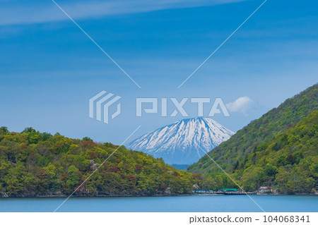 Ezo Fuji and Mt. Yotei seen from Lake Toya 104068341