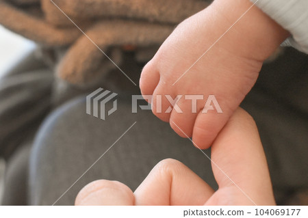 剛出生的嬰兒手 剛出生的嬰兒手 104069177
