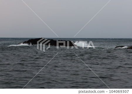 深浦海浪沖擊岩石 深浦海浪沖擊岩石 104069307