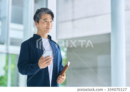 在辦公室操作智能手機的商務休閒男工程師 104070127