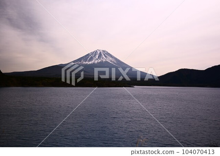 本栖湖和富士山 本栖湖和富士山 104070413