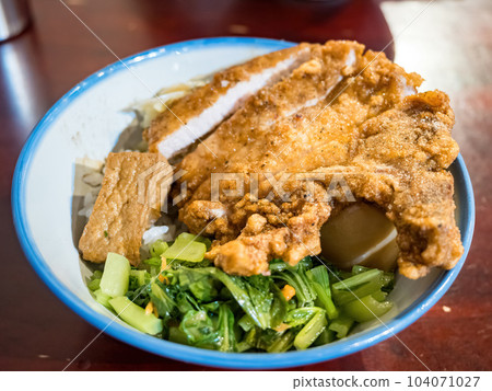 rice with deep fried pork ribs 104071027