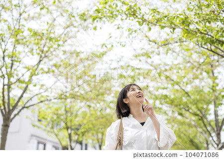在鎌倉觀光的女人 在鎌倉觀光的女人 104071086