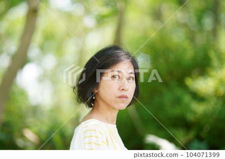 一臉綠怒的中年婦女 一臉綠怒的中年婦女 104071399