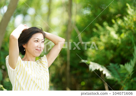 綠衣清爽的中年婦女 綠衣清爽的中年婦女 104071606