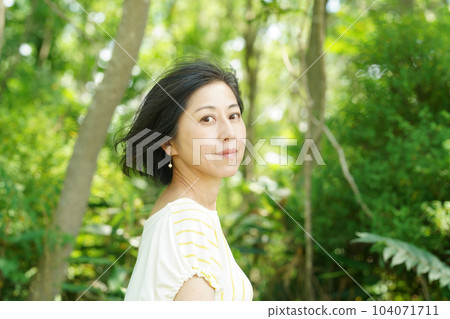 綠衣清爽的中年婦女 綠衣清爽的中年婦女 104071711