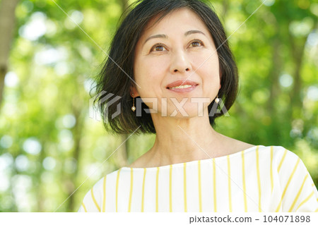 綠衣微笑的中年婦女 104071898