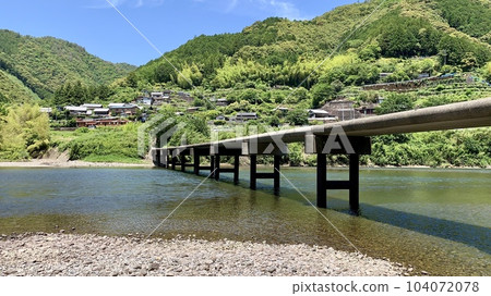 Shimanto River and Iwama subsidence bridge colored by blue sky and fresh greenery (West Tosa Iwama, Kochi Prefecture) 104072078