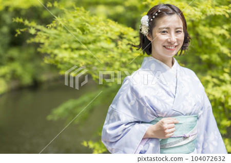 A woman in a kimono goes sightseeing in Kamakura A woman in a kimono goes sightseeing in Kamakura 104072632