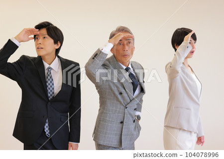 三個從不同角度看遠方的商務人士_1 三個從不同角度看遠方的商務人士_1 104078996