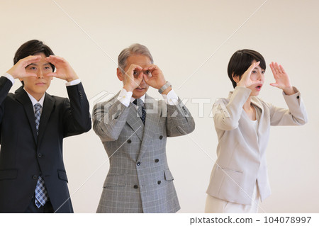 三個用手做雙筒望遠鏡看遠方的商務人士_1 104078997