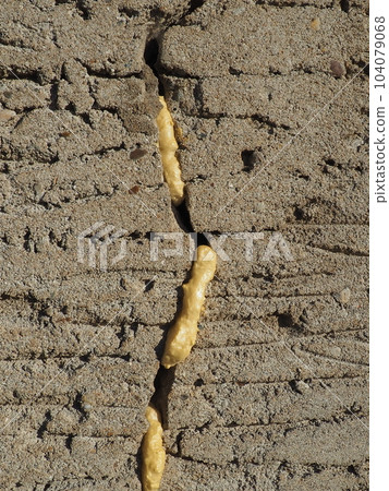 Mounting foam - polyurethane foam sealant. The foam consists of 2 main components, Methylene diphenyl diisocyanate and polyols. Foam-filled crack in the plastered wall of the facade of the house Mounting foam - polyurethane foam sealant. The foam consists of 2 main components, Methylene diphenyl diisocyanate and polyols. Foam-filled crack in the plastered wall of the facade of the house 104079068
