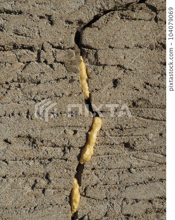 Mounting foam - polyurethane foam sealant. The foam consists of 2 main components, Methylene diphenyl diisocyanate and polyols. Foam-filled crack in the plastered wall of the facade of the house Mounting foam - polyurethane foam sealant. The foam consists of 2 main components, Methylene diphenyl diisocyanate and polyols. Foam-filled crack in the plastered wall of the facade of the house 104079069