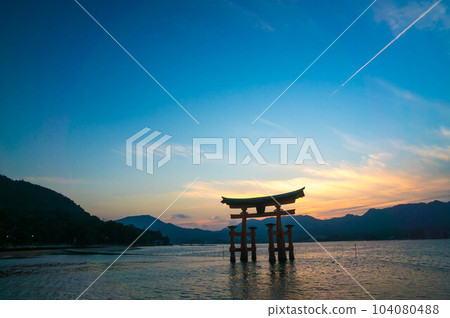 廣島美麗的黃昏日落為嚴島神社增添了夏日色彩 104080488