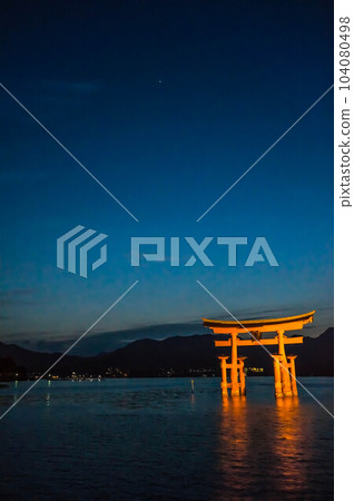 廣島 日落後漂浮在海中的嚴島神社神奇的鳥居 廣島 日落後漂浮在海中的嚴島神社神奇的鳥居 104080498