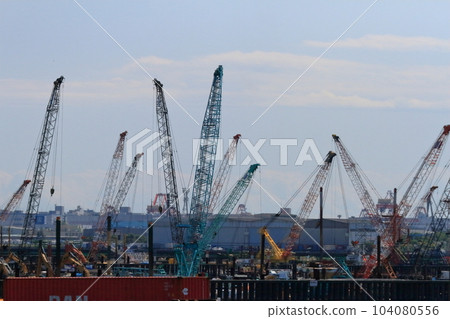 Crawler crane image 104080556