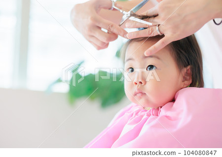 baby first haircut 104080847