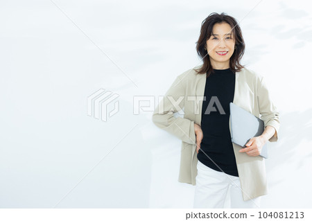 50 多歲的女商人 50 多歲的女商人 104081213