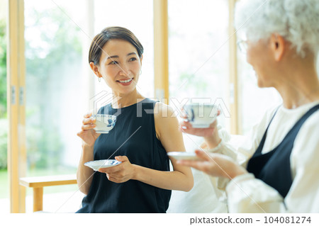 家庭的客廳 家庭的客廳 104081274