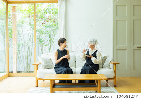 家庭的客廳 104081277