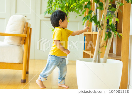 little boy in the living room 104081328