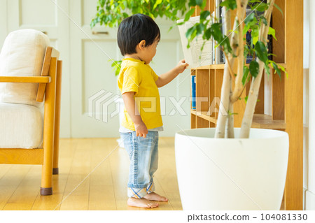 little boy in the living room 104081330