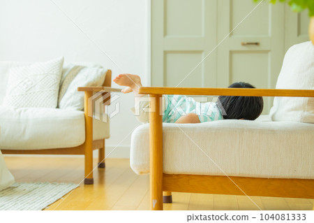 little boy in the living room 104081333