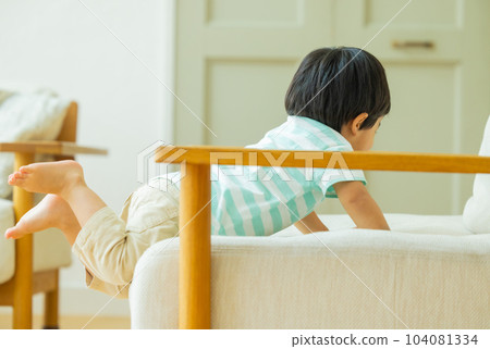 little boy in the living room 104081334