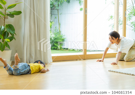 Parent and child in the living room　 104081354