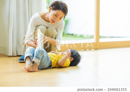 客廳裡的小男孩 104081355