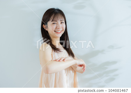 穿吊帶背心的護膚女人 104081467