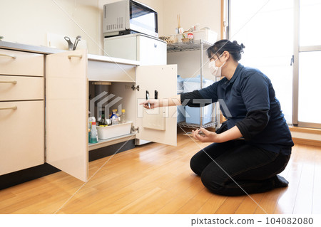 估計水槽下清潔的女工 104082080