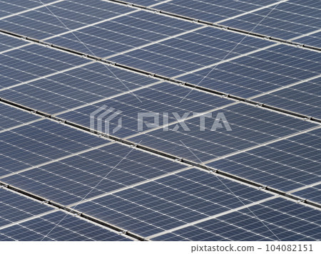 安裝好的太陽能電池板 104082151