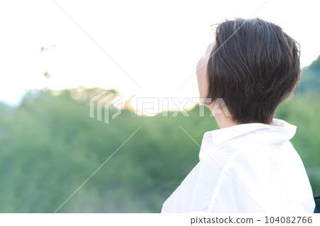 仰望天空的中年婦女背影 104082766