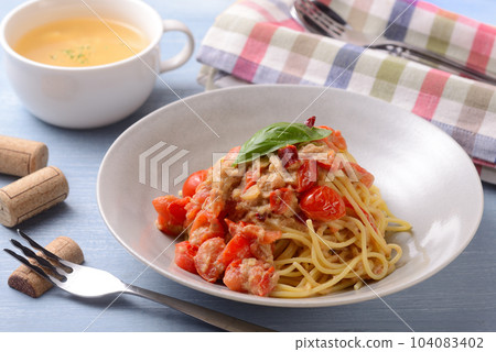 金槍魚和櫻桃番茄意大利面 104083402
