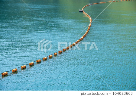 漂浮在湖中的浮標 漂浮在湖中的浮標 104083663